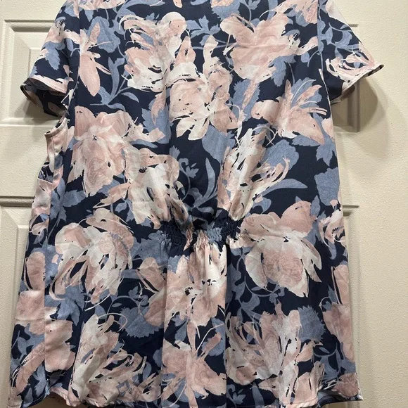 Beautiful Blue Floral “ Tahari “ Short Sleeve Blouse!!! - Picture 2 of 3